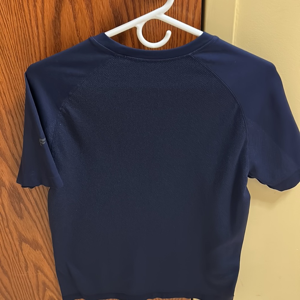 Fabletics athletic shirt. - Picture 4 of 4
